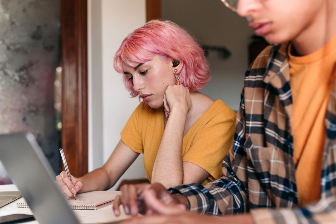 JBL Vibe Buds - odporne na zachlapanie i kurz, idealne na plażę i rower