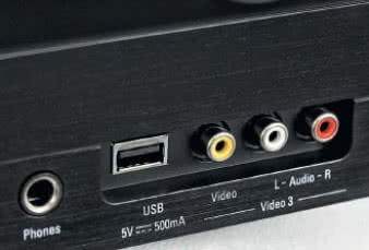Dzisiaj nie można już nie mieć wejścia USB w panelu
podręcznym, ale jego funkcjonalność w AVR70
ogranicza się do czytania plików MP3 i WMA.