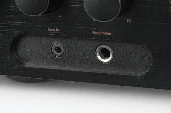 Pod trzymaną
za pomocą
magnesów
zaślepką znajdziemy
wyjście
słuchawkowe
oraz dodatkowe
wejście przyjmujące
sygnały
analogowe.