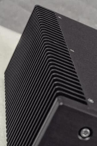 Potężne radiatory z boku, z zaokrąglonymi
brzegami, służą do chłodzenia małych tranzystorów
niewielkiej mocy.