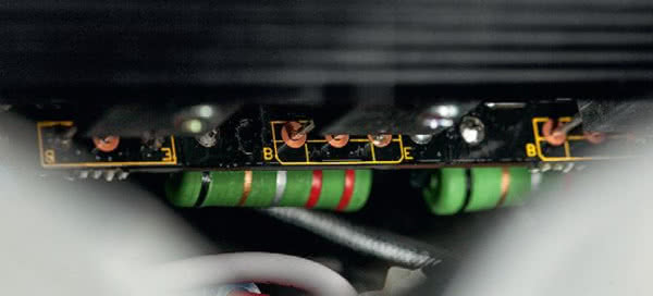 Tranzystory wyjściowe (16 na kanał) ulokowano w dolnej części radiatorów.