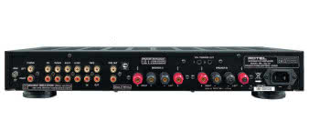 Mimo niskiej obudowy, z tyłu znalazło się
miejsce dla dwóch par terminali głośnikowych,
a nawet gniazda sieciowego. Rotel
błyszczy też wejściem dla gramofonu
analogowego.