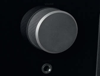 Wciąż najwygodniejszym sposobem obsługi
są dwa pokrętła, w tym przypadku to tylko
część rozbudowanego systemem ustawień.