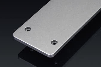 Również panele boczne, tak jak całość obudowy, są
metalowe i bardzo solidne.