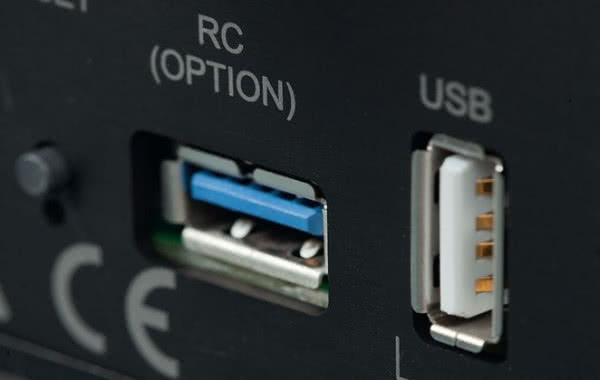 Gniazda USB są dwa, jedno pozwala na podłączenie dysków twardych (lub innych nośników pamięci), drugie – systemowej "platformy" do opcjonalnego, zdalnego sterowania.