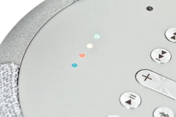 Charakterystyczny układ czterech diod LED obecny jest w wielu głośnikach z systemem Google Assistant.