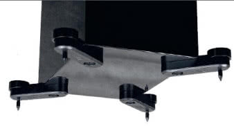 Zamiast typowego cokołu, zastosowano
jeszcze skuteczniejsze w stabilizowaniu,
bo bardzo szeroko rozstawione nóżki;
w takim rozwiązaniu ważne jest ich solidne
mocowanie do dna obudowy
oraz ostrożność przy
przestawianiu - opierając
kolumnę na jednej lub dwóch,
łatwo je wyłamać, uszkadzając
dolną ściankę.