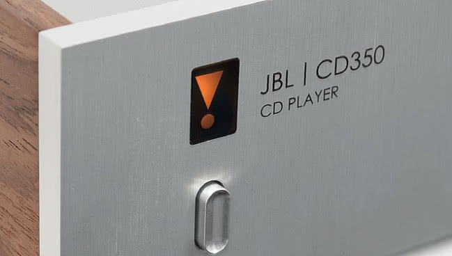 Wykrzyknik to charakterystyczny symbol, który spotkamy na wielu urządzeniach marki JBL.