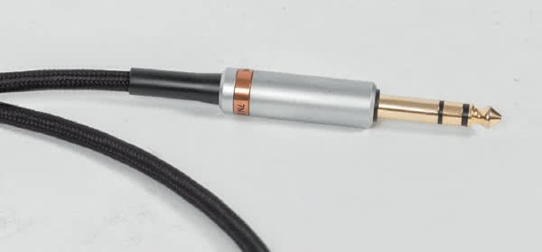 Kabel sygnałowy ma miękki oplot i wtyk z metalowym korpusem.