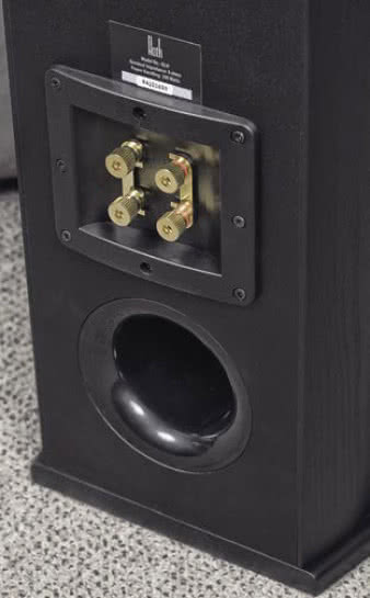 Otwór bas-refleks
umieszczono z tyłu na samym dole;
bliskość dwóch powierzchni odbijających
- podłogi i ściany za kolumną - podniesie
ciśnienie niskich częstotliwości.