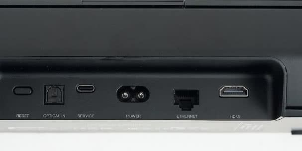 Większość spraw załatwi HDMI (z eARC), jest też cyfrowe wejście optyczne oraz sieciowy LAN. Złącze USB pełni wyłącznie funkcje serwisowe