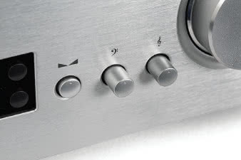 Chociaż
pokrętła
regulacji
barwy i zrównoważenia
są
niewielkie, to
można się ich
"pozbyć" wciskając
w głąb
frontu.