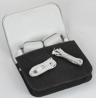 Soho Wireless można
przenosić w niewielkim futerale.
W zestawie są jeszcze
dwa kable: do ładowania oraz
do podłączenia słuchawek
w tradycyjny sposób.