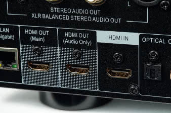 Jedno z wyjść HDMI przesyła komplet sygnałów; drugie
pełni rolę wyjścia audio, ewentualnie pomoże w komunikacji
ze starszymi amplitunerami (HDMI v1.4).