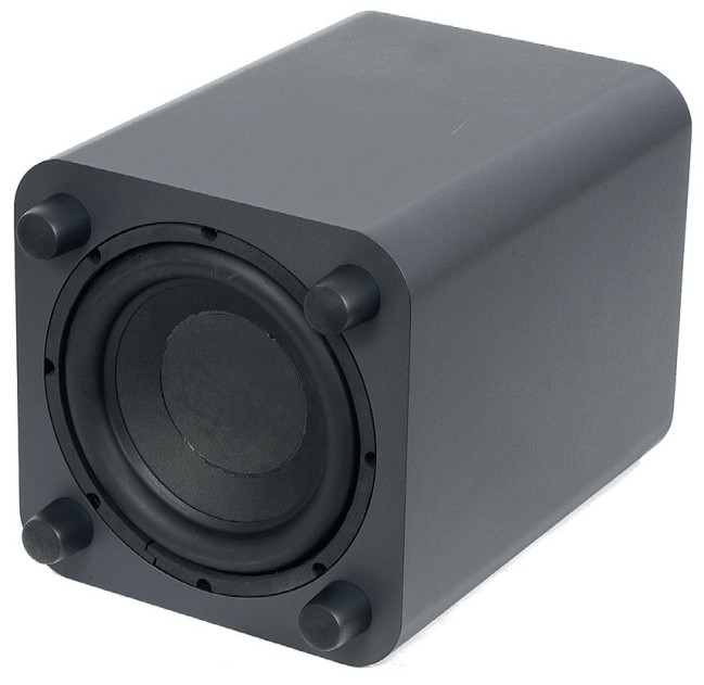 Subwoofer to mała bestyjka, zainstalowany w dolnej ściance przetwornik ma średnicę 25 cm.