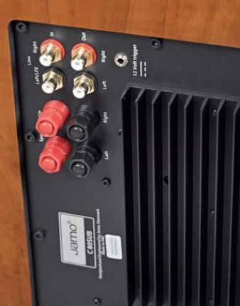 Wejścia zarówno RCA, jak i głośnikowe; wyjścia
RCA nie oddają sygnału w żaden sposób
przefiltrowanego, ale pozwalają podłączyć
kolejny subwoofer. Jest też gniazdo dla wyzwalacza
12V.