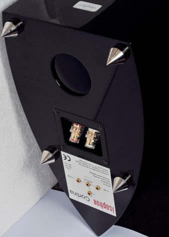 Dostarczona
do testu para
Vescova, jedna z
pierwszych złożonych,
wykorzystywała
obudowy "pożyczone"
od modelu Cortina. Vescova
z regularnej produkcji
nie ma już gniazda przyłączeniowego w dolnej
ściance, ale dwa zaciski na wąziutkiej ściance
tylnej, powstałej po
"stępieniu" tylnej krawędzi.