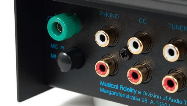 A1 obsługuje wkładki MM i MC; wyboru dokonujemy za pomocą niewielkiego przełącznika obok wejścia gramofonowego.