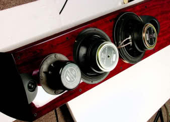 Tweeter z małym magnesem neodymowym grzecznie siedzi w grubej ściance przedniej. Niezwykła kopułka średniotonowa pracuje w swojej obudowie, choć i tak tylna strona membrany przykryta jest plastikowym kubkiem. Bas przetwarzaj ą dwa 20-cm głośniki z membranami z włókna węglowego.
