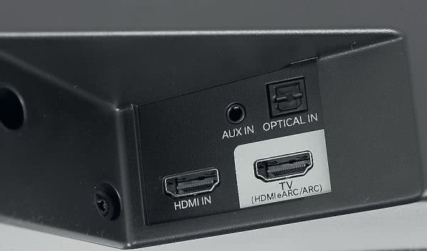 Wyposażenie w wejścia jest kompletne – oprócz sekcji HDMI jest też wejście optyczne, a nawet analogowe