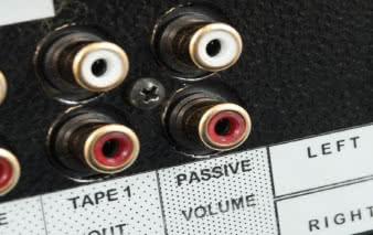 Wyjścia analogowe
są dwa, o stałym i regulowanym
poziomie
sygnału. Te ostatnie
obsługuje nietypowy
układ pasywny.