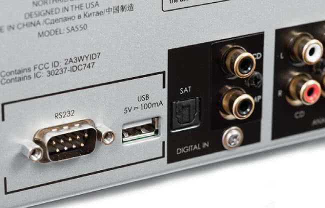 Złącza cyfrowe to "tylko" trio optyczne/współosiowe, gniazdo USB pełni rolę wyłącznie serwisową.