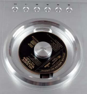 Płyta do napędu dociskana jest lekkim krążkiem
z magnesem...