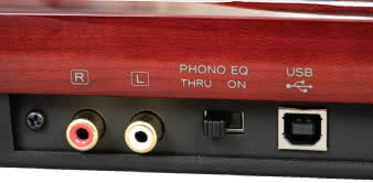 Panel przyłączeniowy z wyjściem USB służy
komunikacji z komputerem. Do pary RCA – w zależności
od położenia przełącznika – jest podawany sygnał liniowy (po korekcji) lub wprost z wkładki.