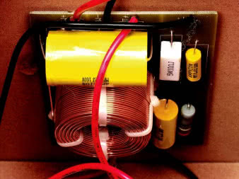 Zwrotnica jest dość prosta, zawiera tylko jedną, dużą cewkę (powietrzną, nawiniętą drutem o średnicy 1,4 mm) w filtrze dolnoprzepustowym i kilka kondensatorów (wszystkie polipropylenowe).