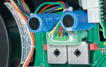 Dwa mostki prostownicze obsługują niezależnie
obydwa kanały. Transformator, zamknięty w ekranującej
puszcze, jest nawinięty w specjalny sposób
zwiększający sztywność i redukujący modulacje
przy dużych poborach prądu. Taki sam w obydwu
modelach - 550 VA.