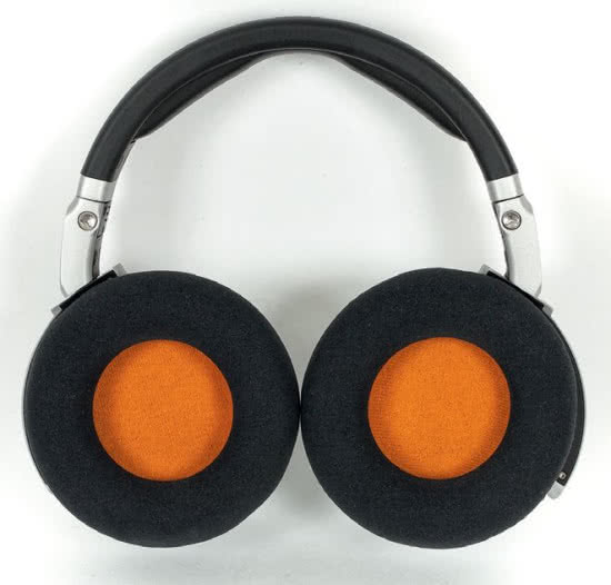 Słuchawki prezentują się solidnie i poważnie, atmosferę "rozluźnią" radosne, pomarańczowe maskownice.