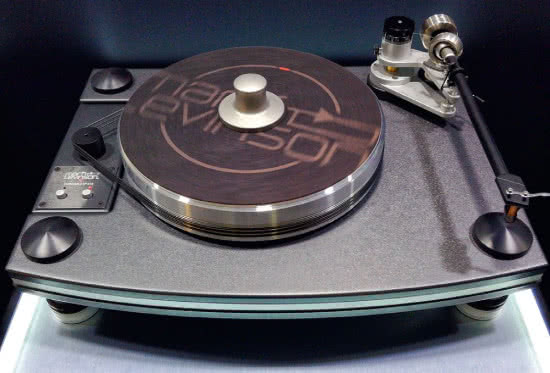 Premierowa prezentacja gramofonu Mark Levinson No. 515. Konstrukcja powstała przy udziale Mata Weisfelda z VPI. Cena tego modelu (z ramieniem) wynosi w USA 10 000 USD albo 12 500 USD (z ramieniem i wkładką Ortofon Cadenza Bronze).