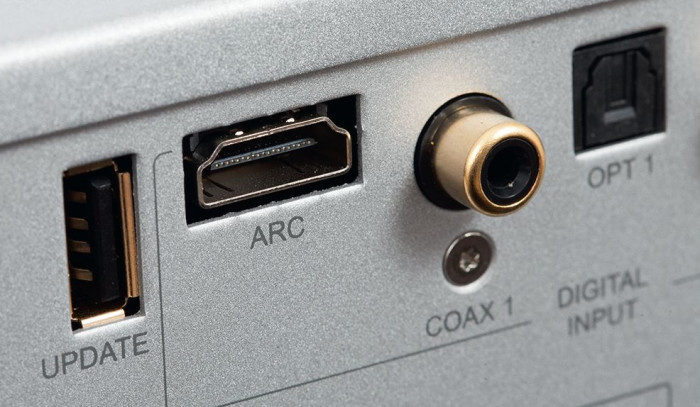 HDMI z ARC to modny i rzeczywiście najlepszy sposób połączenia wzmacniacza z telewizorem.
