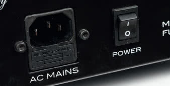 Maestro ma wprawdzie tryb czuwania, ale mechaniczny
wyłącznik przy gnieździe sieciowym też może
się przydać.