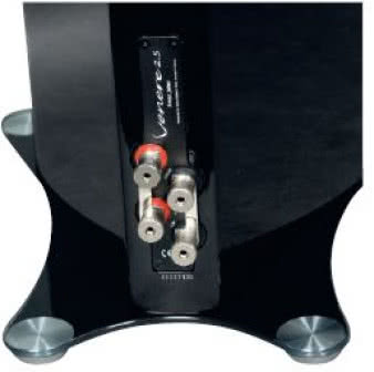 Wąska tylna ścianka zawsze stwarza pewien problem
z rozmieszczeniem gniazd przyłączeniowych.
Po usunięciu zwór trzeba się chwilę zastanowić,
aby nie popełnić błędu...