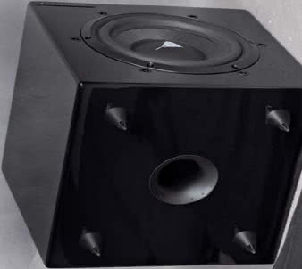 Wreszcie jest!
Jedyny subwoofer
z basrefleksem
w tym teście
- ale i tak
ukrywa go
na dolnej
ściance. To
rozwiązanie
estetyczne
i akustycznie
wcale
niegroźne.
Swobodny
przepływ
powietrza
zapewniają
5-cm nóżki.