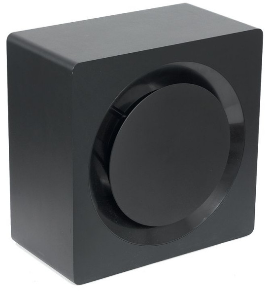  Subwoofer jest wąski, ale podczas jego ustawiania musimy uwzględnić głośnik zainstalowany na bocznej ściance.