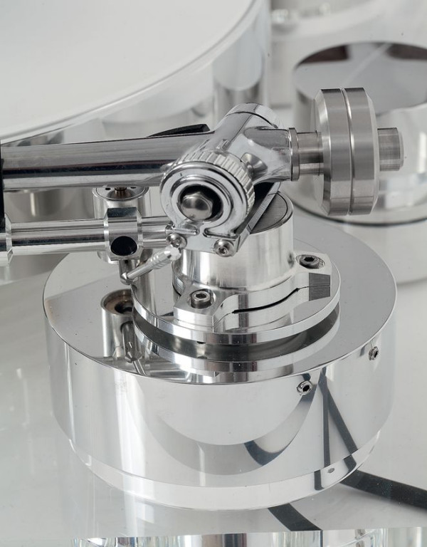  RB3000, tak jak inne ramiona Regi, nie ma wbudowanej regulacji wysokości kolumny, więc Transrotor przygotował własny mechanizm.