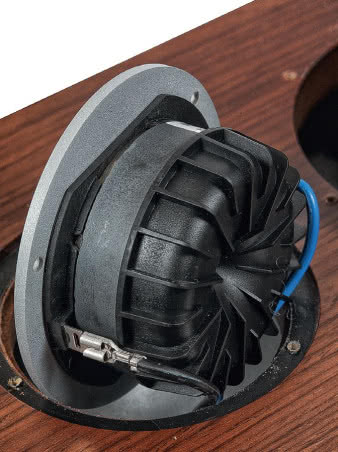 Głośnik wysokotonowy bardzo przypomina dawnego
Esoteca D260, dostępnego niegdyś na rynku
hobbystycznym jako lepsza wersja standardowego
D28. Charakterystyczna, „wessana” puszka za układem
magnetycznym tłumi falę od tylnej strony kopułki rozprowadzając
ją na zewnątrz, bez wewnętrznych odbić.