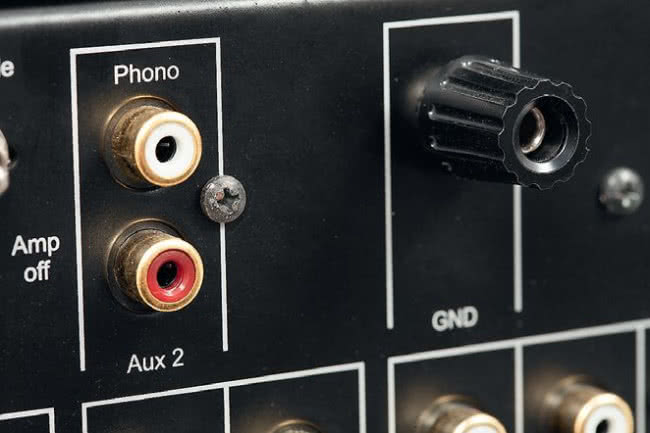 W wyjściowej konfi guracji wejście z dodatkowym trzpieniem jest wciąż tylko wejściem liniowym, można je jednak zamienić w gramofonowe po zainstalowaniu opcjonalnego modułu phono (MM lub MC).