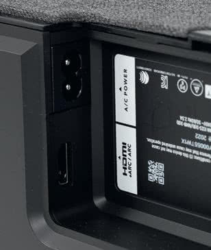 Panel przyłączeniowy podzielono na dwie części; złącze HDMI jest tylko jedno i pracuje w formule kanału zwrotnego eARC, pobierając sygnał z telewizora.