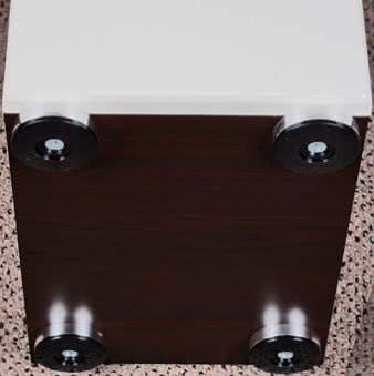 Zamiast psuć parkiet i stosunki domowe
kolcami, poprawiając dźwięk w stopniu
mniej wymiernym, można poprzestać na
nóżkach przypominających te, które stosuje
się w urządzeniach elektronicznych.