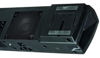 Sama belka ma od
spodu wbudowane dwa
głośniki niskotonowe
z bas-refleksem. Tu widać
spód, gdy dodatkowe nogi
nie są przykręcone.