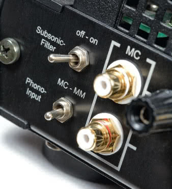 HP 500 SE możnawyposażyć w opcjonalną płytkę
z przedwzmacniaczem gramofonowym. Możemy
wówczas skorzystać albo z wkładki MM, albo
MC. Możemy też obciąć niskie częstotliwości,
zmieniając krzywą RIAA w tzw. RIAA/EIC.