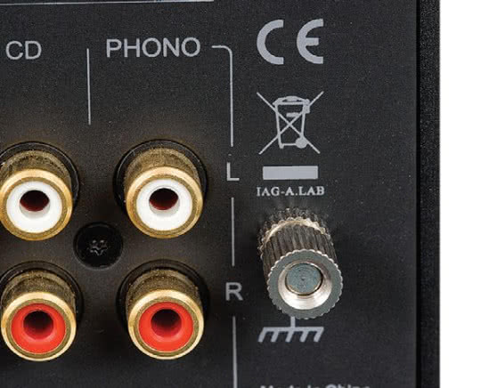 Audiolab kompleksowo przygotował wejście gramofonowe, wyposażając wzmacniacz w układy korekcyjne dla wkładek MM oraz MC.