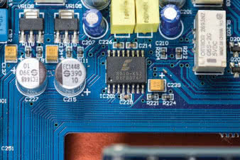 Za regulację
wzmocnienia odpowiada
nie potencjometr,
lecz sterowana
cyfrowo drabinka
rezystorowa - układ
scalony Cirrus Logic.