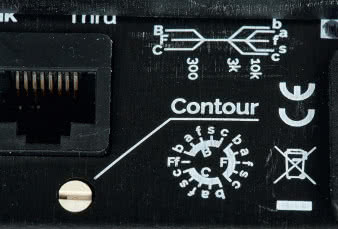 Mały przełącznik Contour pozwala ustalić jedną
z 15 charakterystyk; korekty nie są duże, służą
ustaleniu najbardziej neutralnej charakterystyki
w różnych warunkach.