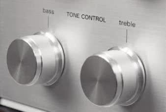 Regulacja barwy dźwięku jest zawsze w torze
sygnału, dlatego można z niej korzystać bez
większych oporów.