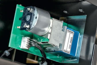 Wielu innych producentów chwaliłoby się użyciem
potencjometru Alpsa. W C-2120 to tylko enkoder
sygnalizujący układowi regulacji wzmocnienia
miejsce położenia gałki siły głosu.