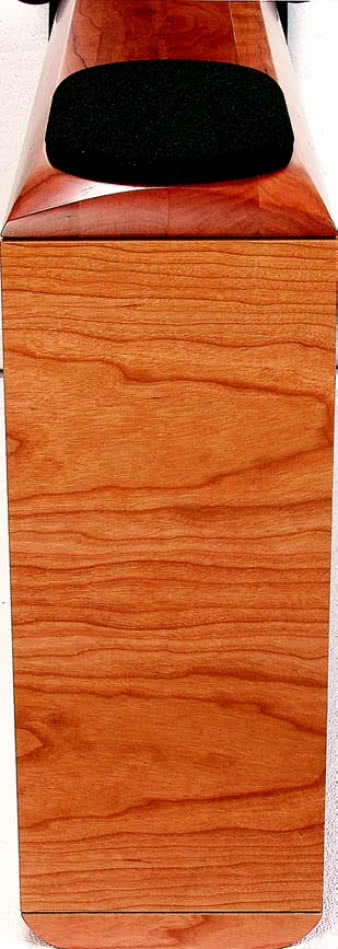 Delikatna maskownica nie zakłóca promieniowania głośników, co jest rzadko spotykane, i godne pochwały.